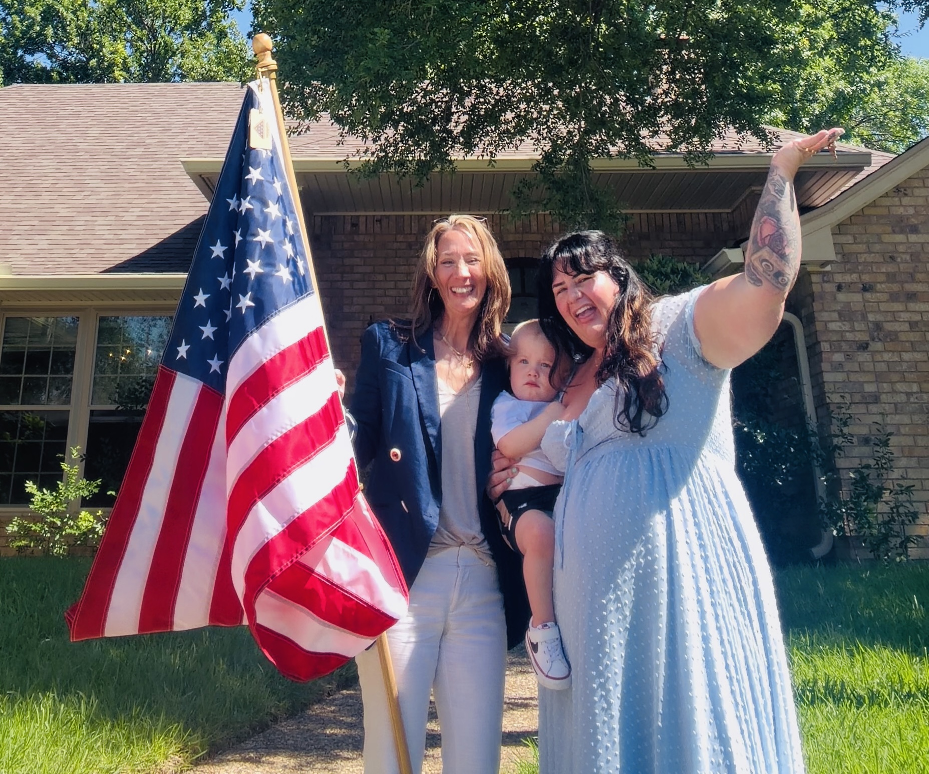 Lesley with a Byrne family on their new front lawn